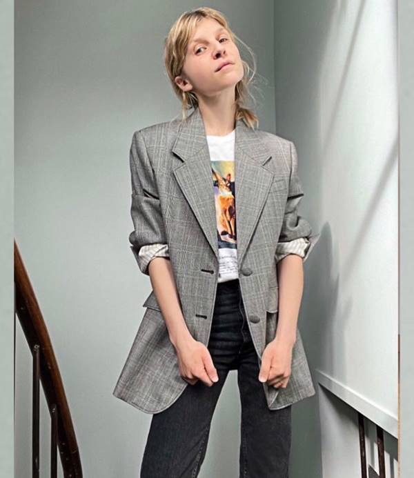 Clemence Poesy usando blazer e camiseta