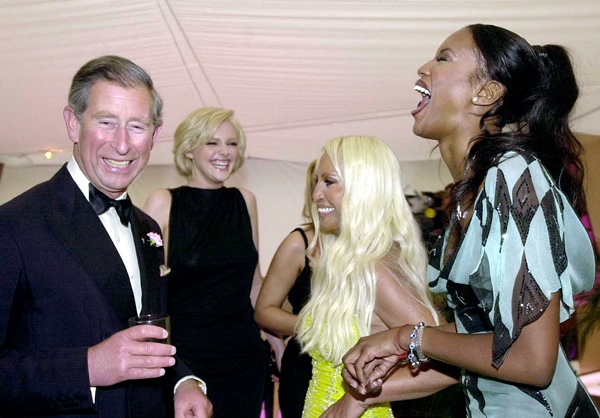 Foto de uma festa em 2001 em que estão o príncipe Charles, agora rei do Reino Unido, a modelo Naomi Campbell e a estilista Donatella Versace