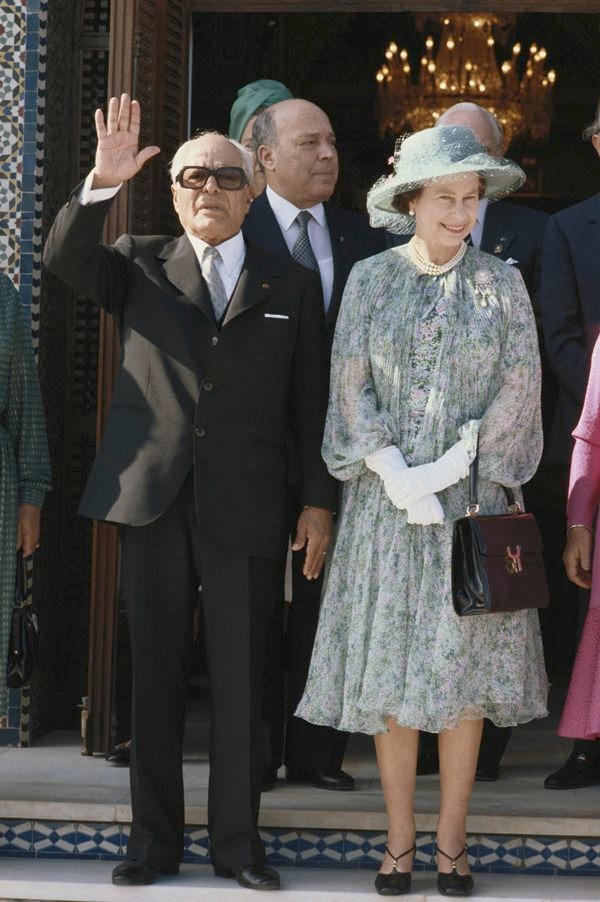 Na imagem com cor, rainha Elizabeth II era também reconhecida pelo seu estilo