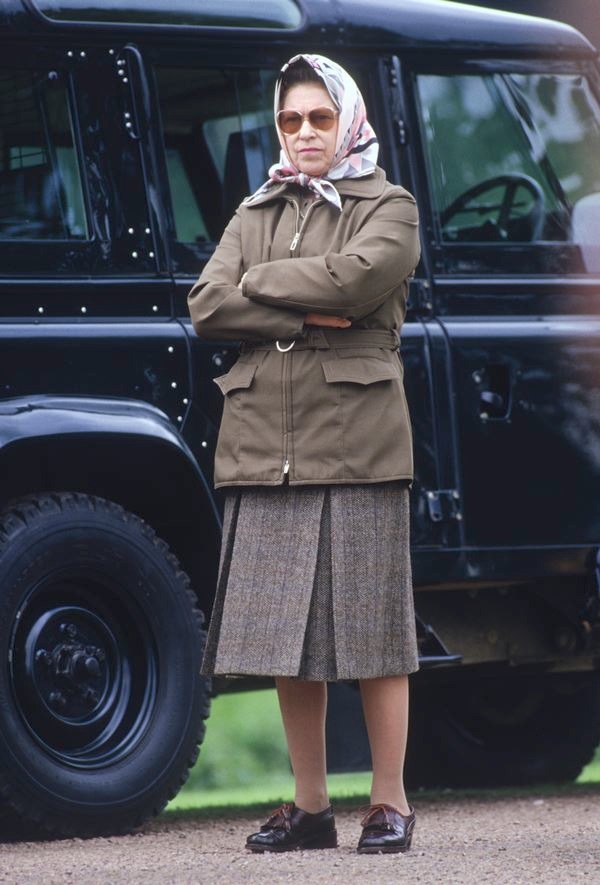 Na imagem com cor, rainha Elizabeth II era também reconhecida pelo seu estilo