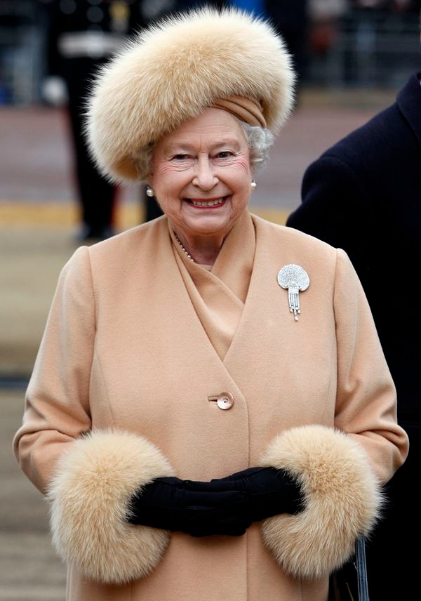 Na imagem com cor, rainha Elizabeth II era também reconhecida pelo seu estilo