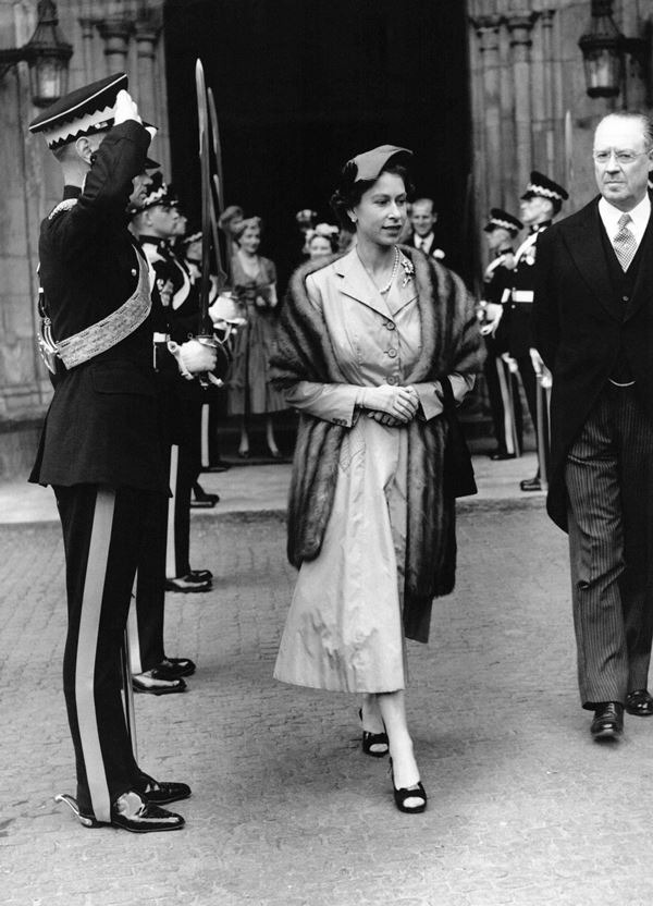 Na imagem com cor, rainha Elizabeth II era também reconhecida pelo seu estilo