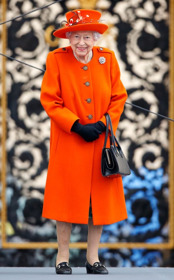 Na imagem com cor, rainha Elizabeth II era também reconhecida pelo seu estilo