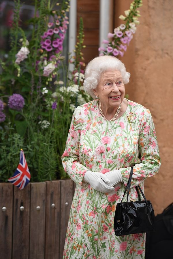 Na imagem com cor, rainha Elizabeth II era também reconhecida pelo seu estilo