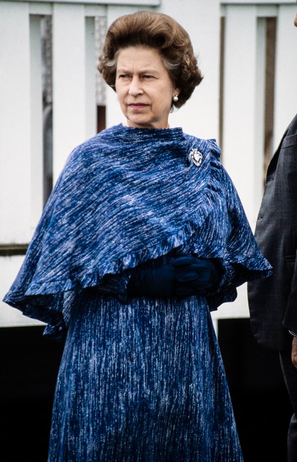 Na imagem com cor, rainha Elizabeth II era também reconhecida pelo seu estilo