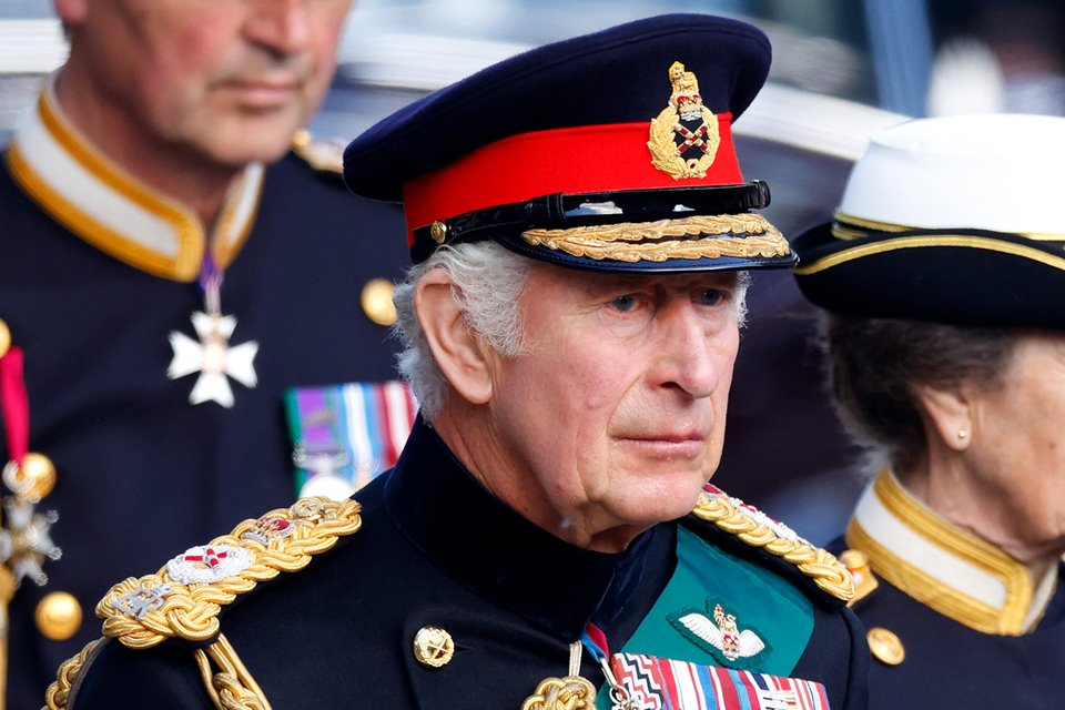 Foto colorida. Homem com trajes militares