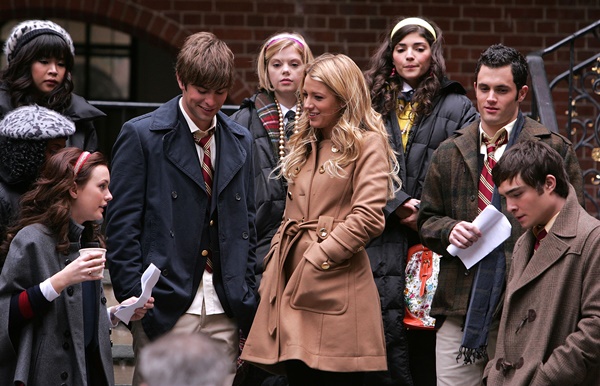 Personagens da série Gossip Girl na gravação em 2007. Na foto estão presentes 6 atrizes e 3 atores, entre eles Leighton Meester, Chace Crawford, Blake Lively e Penn Badgley