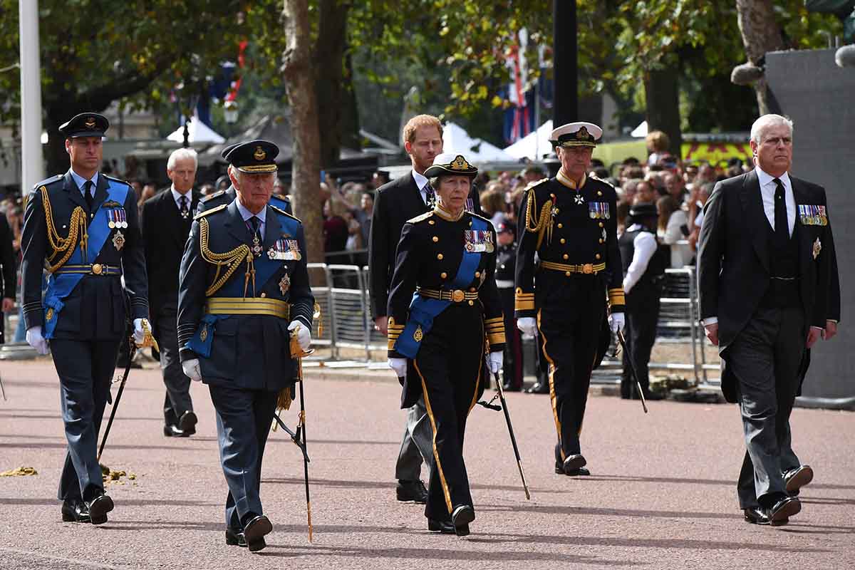 LONDRES, INGLATERRA - 14 DE SETEMBRO: (fila de trás) Príncipe William, Príncipe de Gales, Príncipe Harry, Duque de Sussex, Vice-Almirante, Sir Timothy Lawrence (fila da frente) Rei Charles III, Princesa Anne, Princesa Real e Príncipe Andrew, Duque de York caminha atrás do caixão durante a procissão para o Estado Deitado da Rainha Elizabeth II em 14 de setembro de 2022 em Londres, Inglaterra. O caixão da rainha Elizabeth II é levado em procissão em uma carruagem da tropa real de artilharia do rei, do Palácio de Buckingham ao Westminster Hall, onde ela ficará em estado até o início da manhã de seu funeral. A rainha Elizabeth II morreu no Castelo de Balmoral, na Escócia, em 8 de setembro de 2022, e é sucedida por seu filho mais velho, o rei Carlos III.