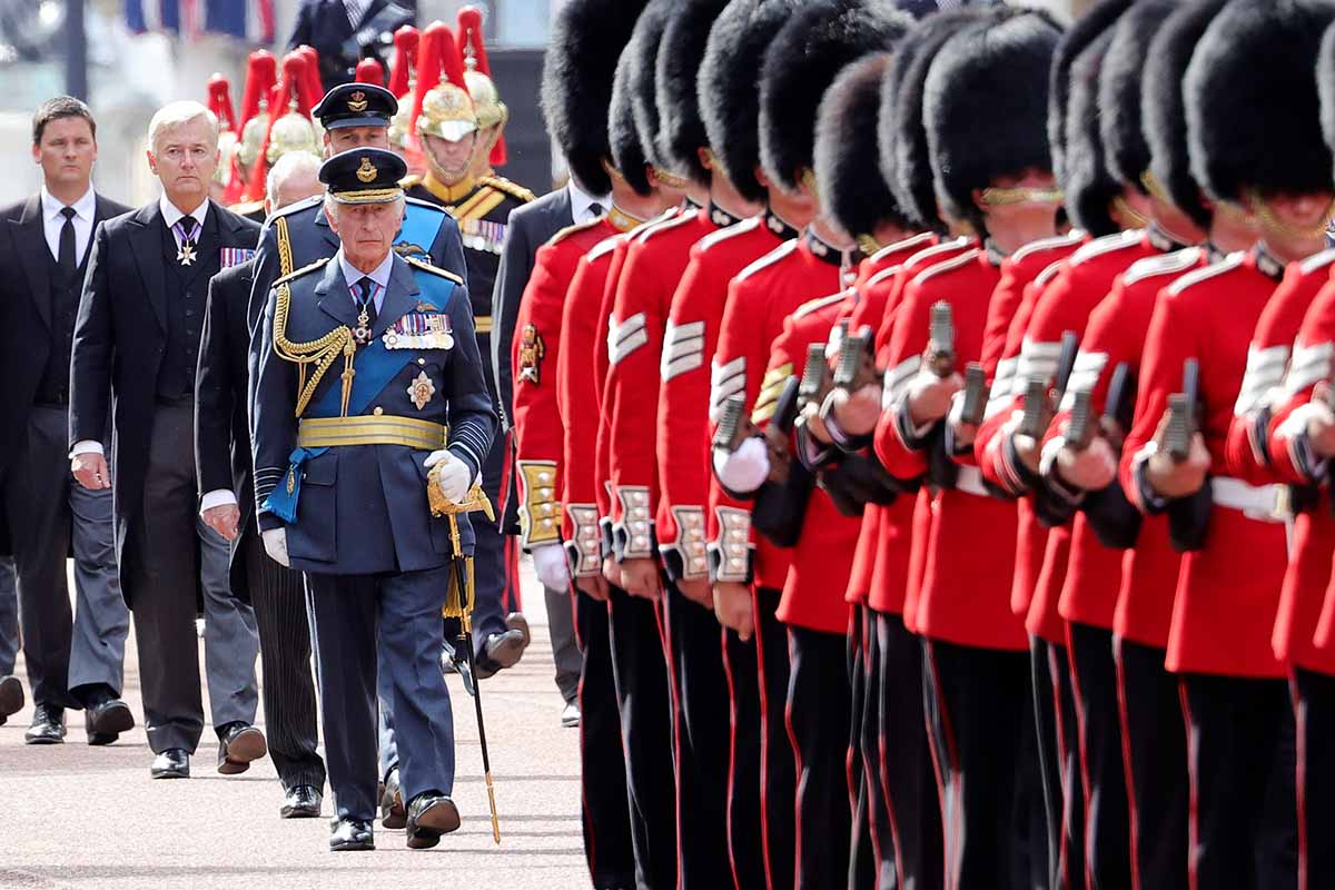 O rei Charles III caminha atrás do caixão durante a procissão para o Estado Deitado da Rainha Elizabeth II em 14 de setembro de 2022 em Londres, Inglaterra. O caixão da rainha Elizabeth II é levado em procissão em uma carruagem da tropa real de artilharia do rei, do Palácio de Buckingham ao Westminster Hall, onde ela ficará em estado até o início da manhã de seu funeral. A rainha Elizabeth II morreu no Castelo de Balmoral, na Escócia, em 8 de setembro de 2022, e é sucedida por seu filho mais velho, o rei Carlos III