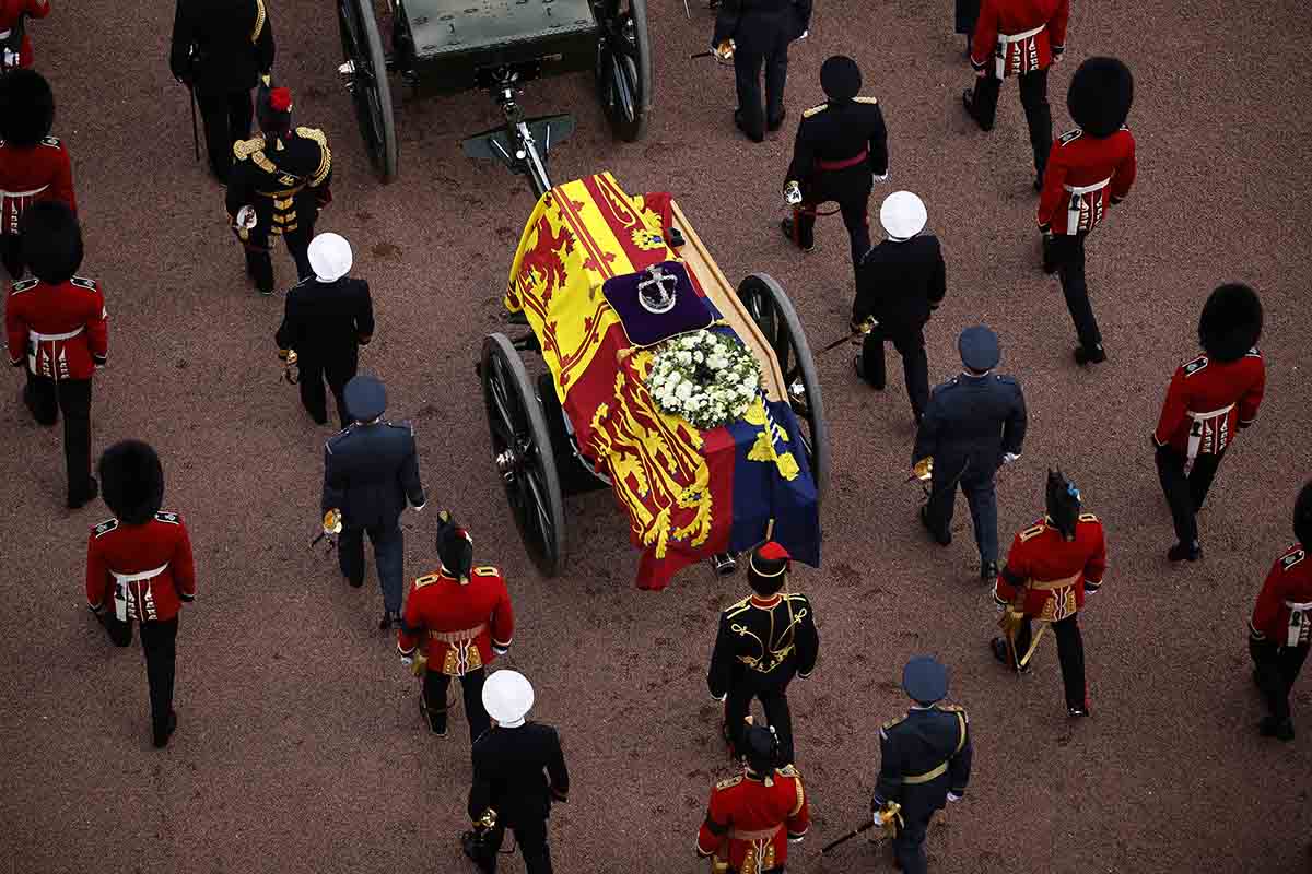 O caixão coberto com a bandeira da rainha Elizabeth II é levado em procissão em uma carruagem de artilharia real da tropa do rei do Palácio de Buckingham para Westminster Hall em 14 de setembro de 2022 em Londres, Inglaterra. A rainha ficará deitada até o início da manhã de seu funeral. A rainha Elizabeth II morreu no Castelo de Balmoral, na Escócia, em 8 de setembro de 2022, e é sucedida por seu filho mais velho, o rei Carlos III