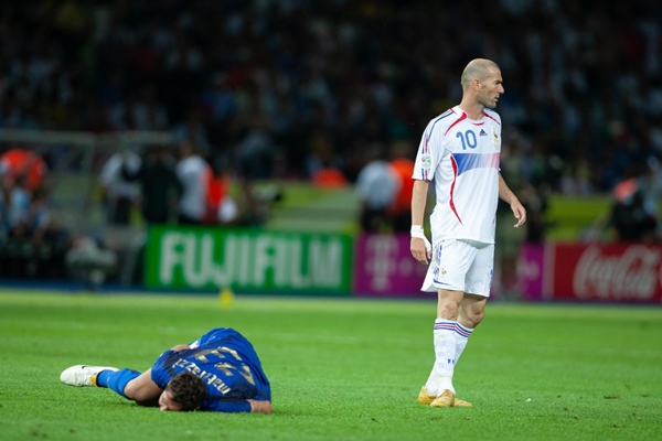 Final da Copa do Mundo de 2006 entre Itália e França. O registro é do fim da briga entre os jogadores Marco Materazzi e Zinedine Zidane, em que o último deu uma cabeçada no peito do primeiro, por isso ele está no chão com dor.