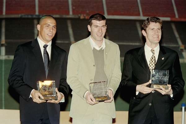 Prêmio FIFA de 1998. Na foto, da esquerda para direita, estão posicionados os jogadores vencedores: o brasileiro Ronaldo Fenômeno, o francês Zinedine Zidane e o croata Davor Suker