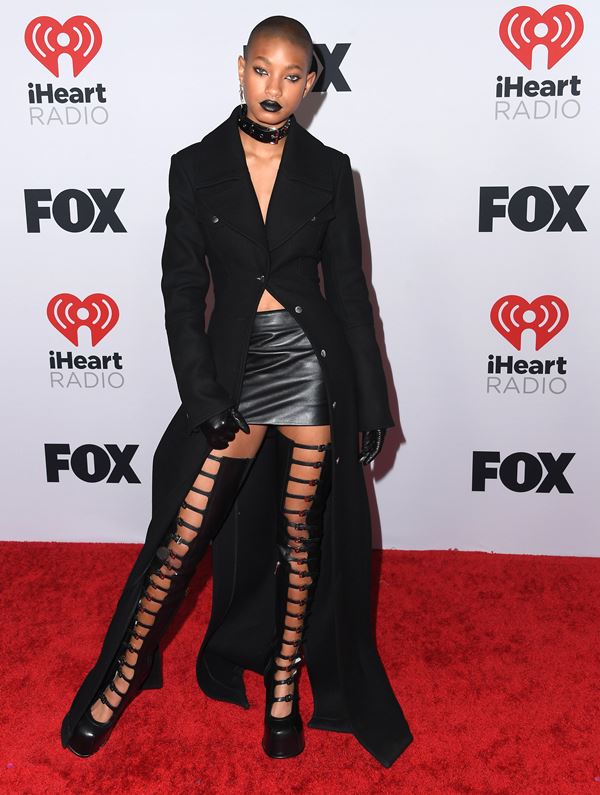 Na imagem com cor, Willow Smith é destaque no evento de música