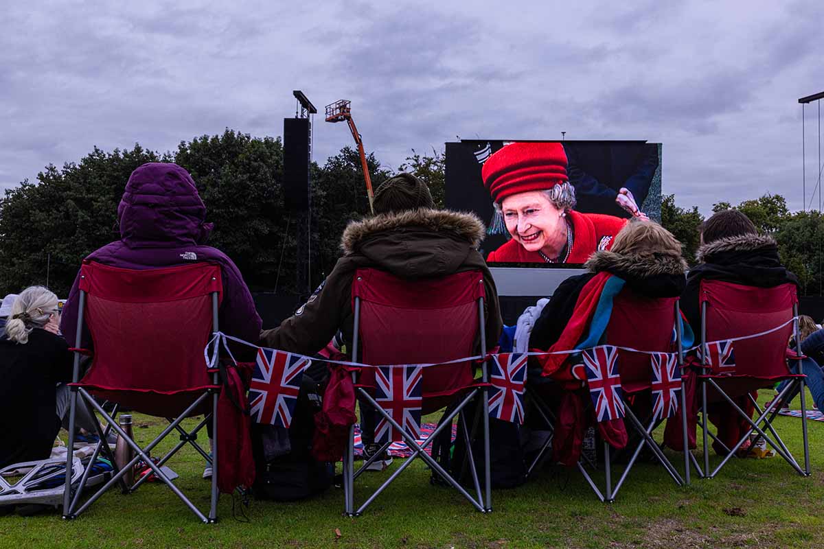 LONDRES, INGLATERRA - 19 DE SETEMBRO: Membros do público se reúnem no local de visualização do Hyde Park antes do Funeral de Estado da Rainha Elizabeth II durante o Funeral de Estado da Rainha Elizabeth II na Abadia de Westminster em 19 de setembro de 2022 em Londres, Inglaterra. Elizabeth Alexandra Mary Windsor nasceu em Bruton Street, Mayfair, Londres, em 21 de abril de 1926. Ela se casou com o príncipe Philip em 1947 e subiu ao trono do Reino Unido e da Commonwealth em 6 de fevereiro de 1952 após a morte de seu pai, o rei George VI. A rainha Elizabeth II morreu no Castelo de Balmoral, na Escócia, em 8 de setembro de 2022, e é sucedida por seu filho mais velho, o rei Carlos III