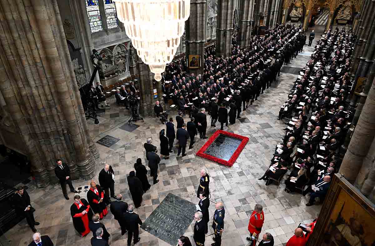 LONDRES, INGLATERRA - 19 DE SETEMBRO: Uma visão geral dentro da Abadia de Westminster antes do Funeral de Estado da Rainha Elizabeth II em 19 de setembro de 2022 em Londres, Inglaterra. Elizabeth Alexandra Mary Windsor nasceu em Bruton Street, Mayfair, Londres, em 21 de abril de 1926. Ela se casou com o príncipe Philip em 1947 e subiu ao trono do Reino Unido e da Commonwealth em 6 de fevereiro de 1952 após a morte de seu pai, o rei George VI. A rainha Elizabeth II morreu no Castelo de Balmoral, na Escócia, em 8 de setembro de 2022, e é sucedida por seu filho mais velho, o rei Carlos III