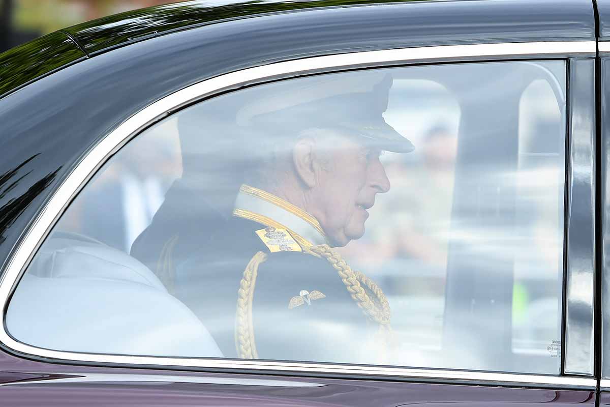 O Rei Charles III é visto no The Mall antes do Funeral de Estado da Rainha Elizabeth II em 19 de setembro de 2022 em Londres, Inglaterra. Elizabeth Alexandra Mary Windsor nasceu em Bruton Street, Mayfair, Londres, em 21 de abril de 1926. Ela se casou com o príncipe Philip em 1947 e subiu ao trono do Reino Unido e da Commonwealth em 6 de fevereiro de 1952 após a morte de seu pai, o rei George VI. A rainha Elizabeth II morreu no Castelo de Balmoral, na Escócia, em 8 de setembro de 2022, e é sucedida por seu filho mais velho, o rei Carlos III