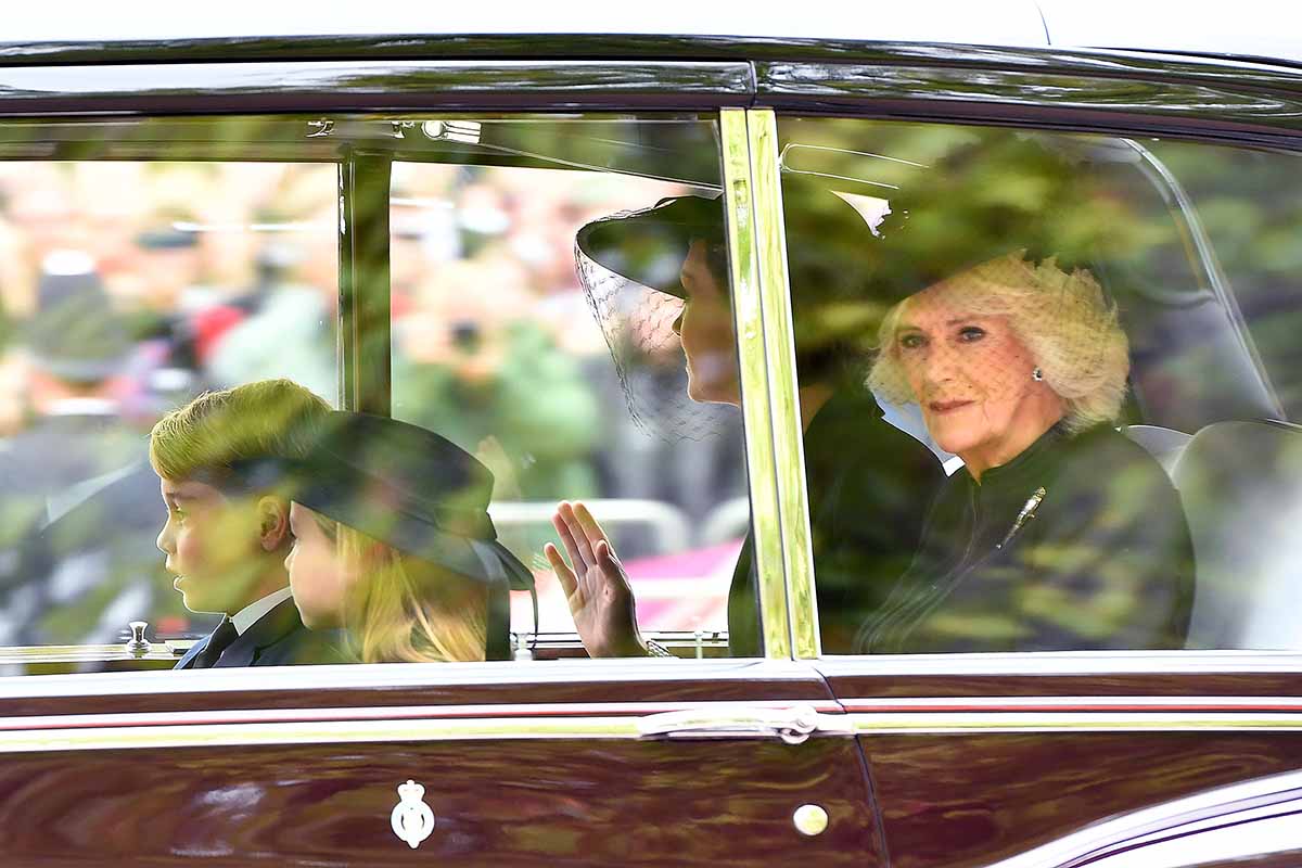 Príncipe George de Gales, Princesa Charlotte de Gales, Catherine, Princesa de Gales e Camilla, Rainha consorte são vistas no The Mall antes do Funeral de Estado da Rainha Elizabeth II em 19 de setembro de 2022 em Londres , Inglaterra. Elizabeth Alexandra Mary Windsor nasceu em Bruton Street, Mayfair, Londres, em 21 de abril de 1926. Ela se casou com o príncipe Philip em 1947 e subiu ao trono do Reino Unido e da Commonwealth em 6 de fevereiro de 1952 após a morte do seu pai, o rei Jorge VI. A rainha Elizabeth II morreu no Castelo de Balmoral, na Escócia, em 8 de setembro de 2022, e é sucedida por seu filho mais velho, o rei Carlos III