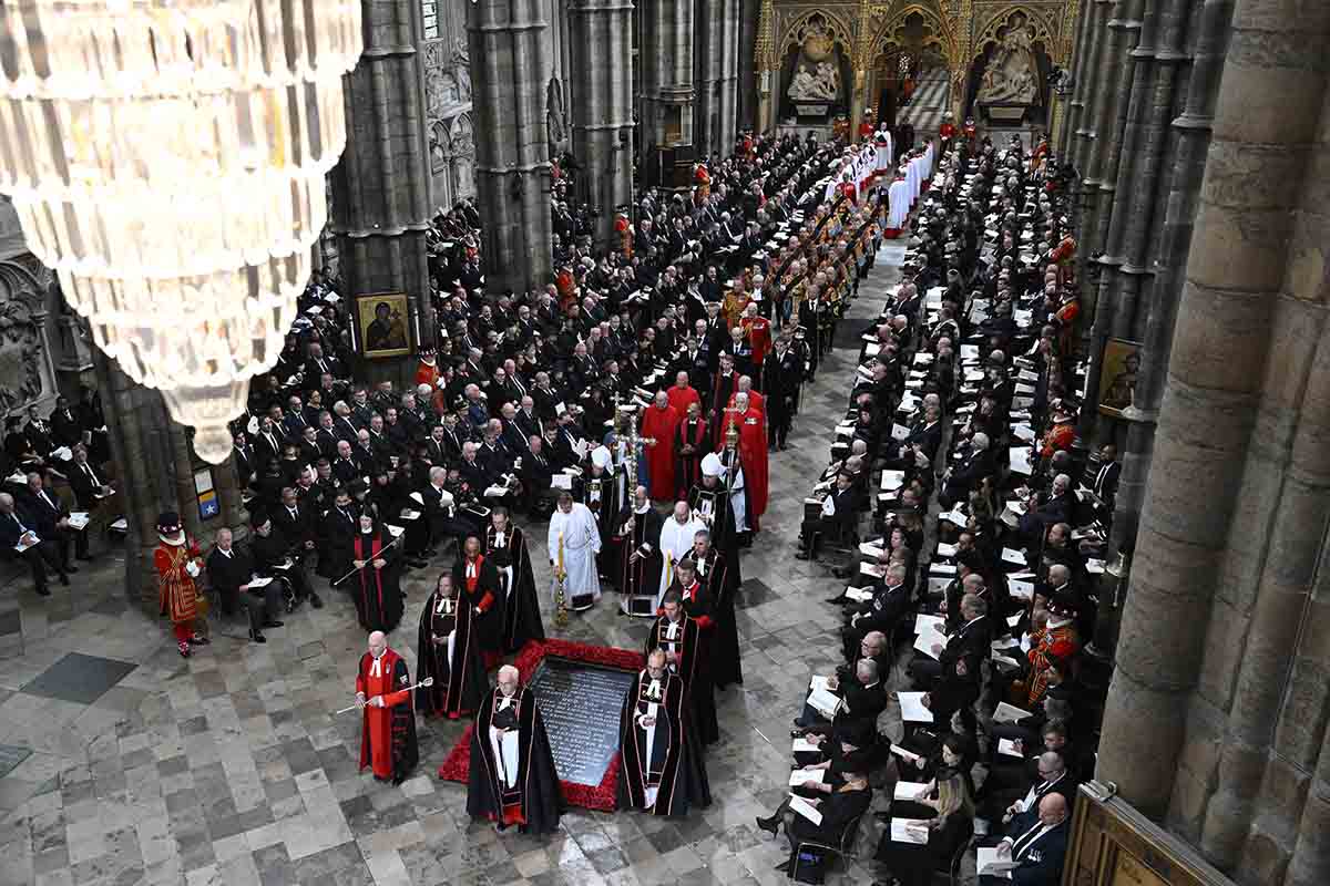 Uma visão geral dentro da Abadia de Westminster antes do Funeral de Estado da Rainha Elizabeth II em 19 de setembro de 2022 em Londres, Inglaterra. Elizabeth Alexandra Mary Windsor nasceu em Bruton Street, Mayfair, Londres, em 21 de abril de 1926. Ela se casou com o príncipe Philip em 1947 e subiu ao trono do Reino Unido e da Commonwealth em 6 de fevereiro de 1952 após a morte de seu pai, o rei George VI. A rainha Elizabeth II morreu no Castelo de Balmoral, na Escócia, em 8 de setembro de 2022, e é sucedida por seu filho mais velho, o rei Carlos III.