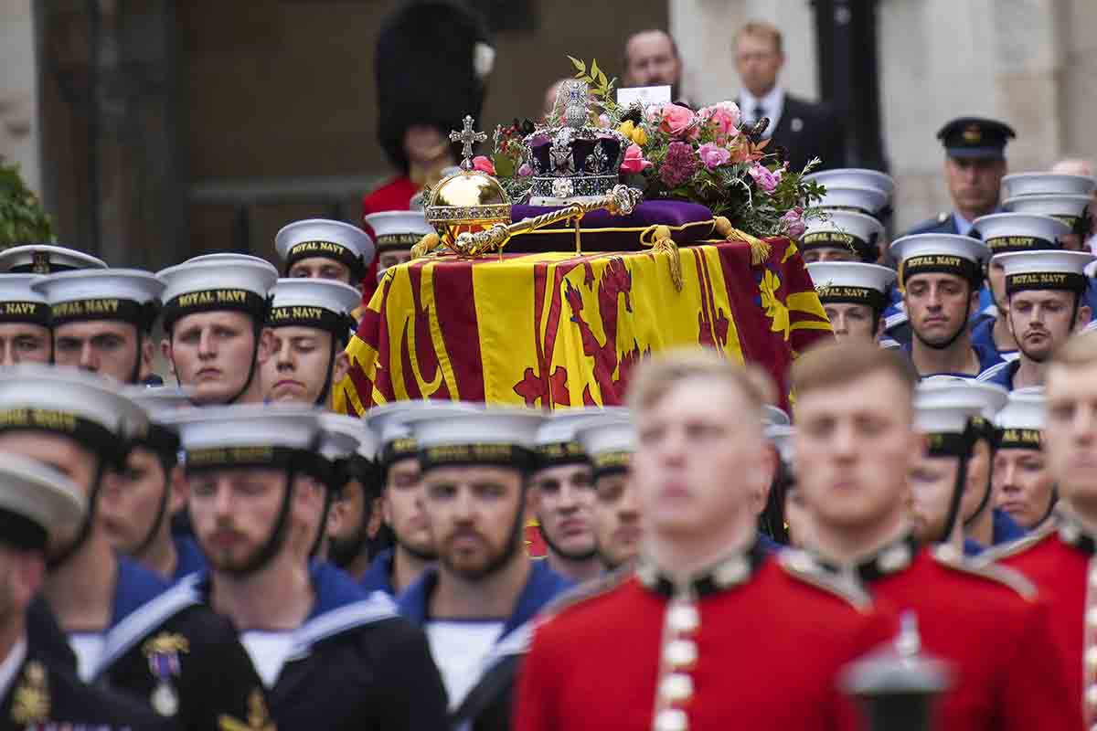 O caixão da Rainha Elizabeth II é colocado em uma carruagem de armas antes do Funeral de Estado da Rainha Elizabeth II na Abadia de Westminster em 19 de setembro de 2022 em Londres, Inglaterra. Elizabeth Alexandra Mary Windsor nasceu em Bruton Street, Mayfair, Londres, em 21 de abril de 1926. Ela se casou com o príncipe Philip em 1947 e subiu ao trono do Reino Unido e da Commonwealth em 6 de fevereiro de 1952 após a morte de seu pai, o rei George VI. A rainha Elizabeth II morreu no Castelo de Balmoral, na Escócia, em 8 de setembro de 2022, e é sucedida por seu filho mais velho, o rei Carlos III.