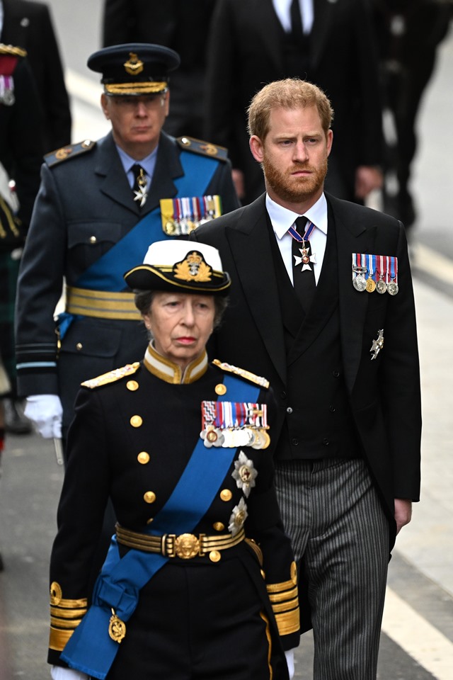 Foto colorida de homens e mulheres com traje militar - Metrópoles