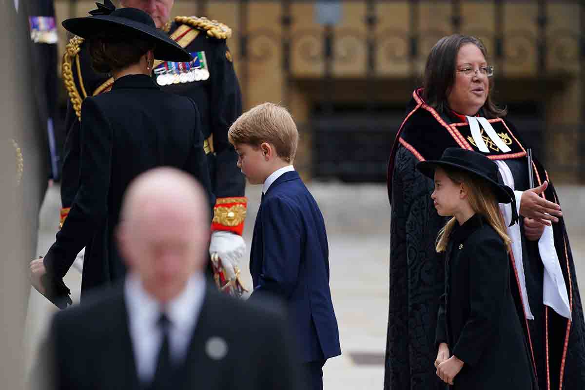 a princesa de Gales (à esquerda), o príncipe George (centro) e a princesa Charlotte chegando ao funeral de estado da rainha Elizabeth II, realizado na Abadia de Westminster, em Londres. Data da foto: segunda-feira, 19 de setembro de 202