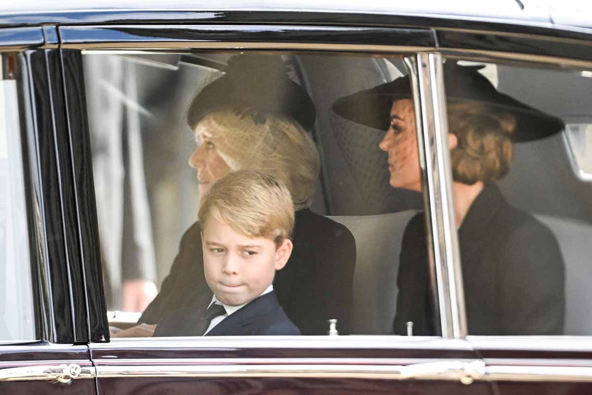 Camilla, Rainha Consorte, Príncipe George de Gales e Catherine, Princesa de Gales durante o Funeral de Estado da Rainha Elizabeth II na Abadia de Westminster em 19 de setembro de 2022 em Londres, Inglaterra. Elizabeth Alexandra Mary Windsor nasceu em Bruton Street, Mayfair, Londres, em 21 de abril de 1926. Ela se casou com o príncipe Philip em 1947 e subiu ao trono do Reino Unido e da Commonwealth em 6 de fevereiro de 1952 após a morte de seu pai, o rei George VI. A rainha Elizabeth II morreu no Castelo de Balmoral, na Escócia, em 8 de setembro de 2022, e é sucedida por seu filho mais velho, o rei Carlos III