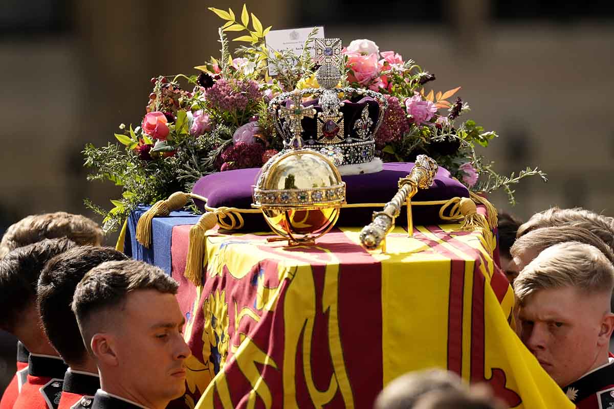 O caixão da Rainha Elizabeth II com a Coroa Imperial do Estado descansando no topo é carregado pelo Bearer Party ao sair da Abadia de Westminster durante o Funeral de Estado da Rainha Elizabeth II em 19 de setembro de 2022 em Londres, Inglaterra. Elizabeth Alexandra Mary Windsor nasceu em Bruton Street, Mayfair, Londres, em 21 de abril de 1926. Ela se casou com o príncipe Philip em 1947 e subiu ao trono do Reino Unido e da Commonwealth em 6 de fevereiro de 1952 após a morte de seu pai, o rei George VI. A rainha Elizabeth II morreu no Castelo de Balmoral, na Escócia, em 8 de setembro de 2022, e é sucedida por seu filho mais velho, o rei Carlos III