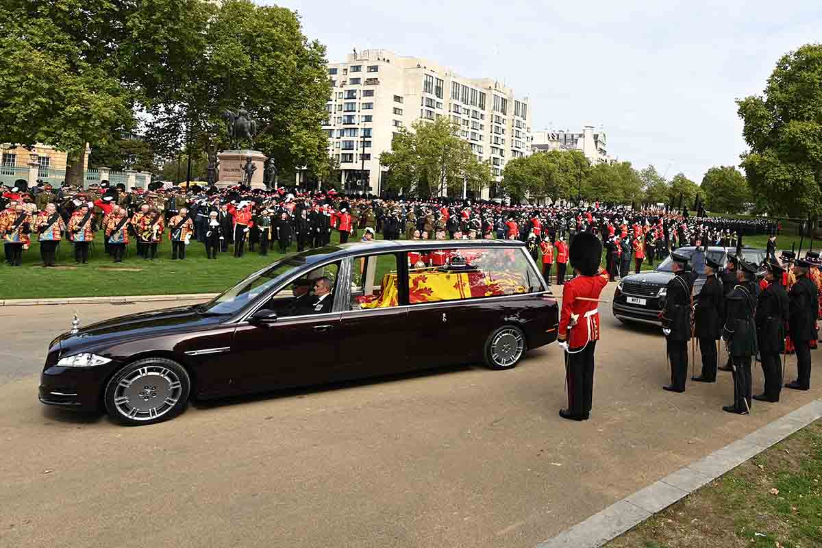 O Royal Hearse carregando o caixão da Rainha Elizabeth II no Wellington Arch em 19 de setembro de 2022 em Londres, Inglaterra. Elizabeth Alexandra Mary Windsor nasceu em Bruton Street, Mayfair, Londres, em 21 de abril de 1926. Ela se casou com o príncipe Philip em 1947 e subiu ao trono do Reino Unido e da Commonwealth em 6 de fevereiro de 1952 após a morte de seu pai, o rei George VI. A rainha Elizabeth II morreu no Castelo de Balmoral, na Escócia, em 8 de setembro de 2022, e é sucedida por seu filho mais velho, o rei Carlos III