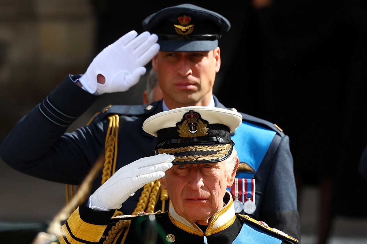 O príncipe William, o príncipe de Gales e o rei Charles III partem após o funeral de estado da rainha Elizabeth II em 19 de setembro de 2022 em Londres, Inglaterra. Elizabeth Alexandra Mary Windsor nasceu em Bruton Street, Mayfair, Londres, em 21 de abril de 1926. Ela se casou com o príncipe Philip em 1947 e subiu ao trono do Reino Unido e da Commonwealth em 6 de fevereiro de 1952 após a morte de seu pai, o rei George VI. A rainha Elizabeth II morreu no Castelo de Balmoral, na Escócia, em 8 de setembro de 2022, e é sucedida por seu filho mais velho, o rei Carlos III