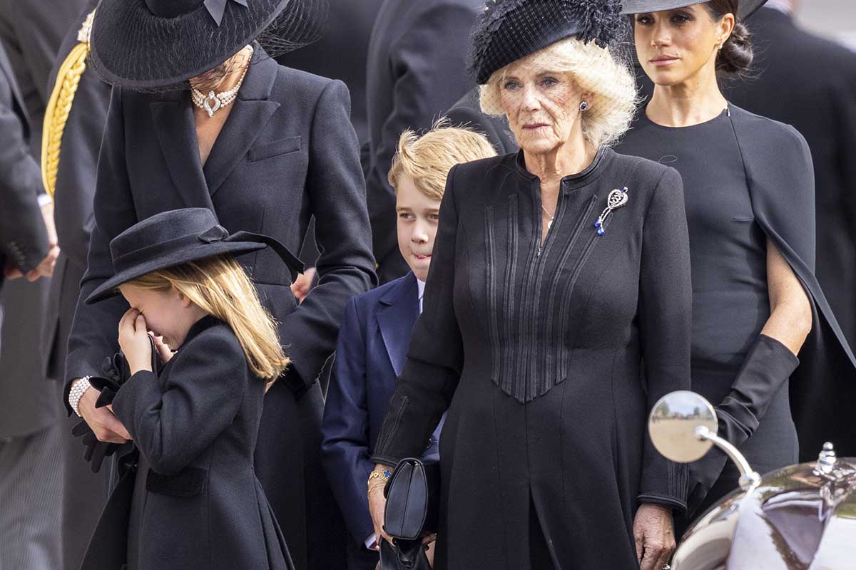 A princesa Charlotte de Gales chora ao lado de Catherine, Princesa de Gales, Príncipe George de Gales e Camilla, Rainha Consorte em Wellington Arch após o Funeral de Estado da Rainha Elizabeth II em 19 de setembro de 2022 em Londres, Inglaterra. Elizabeth Alexandra Mary Windsor nasceu em Bruton Street, Mayfair, Londres, em 21 de abril de 1926. Ela se casou com o príncipe Philip em 1947 e subiu ao trono do Reino Unido e da Commonwealth em 6 de fevereiro de 1952 após a morte de seu pai, o rei George VI. A rainha Elizabeth II morreu no Castelo de Balmoral, na Escócia, em 8 de setembro de 2022, e é sucedida por seu filho mais velho, o rei Carlos III