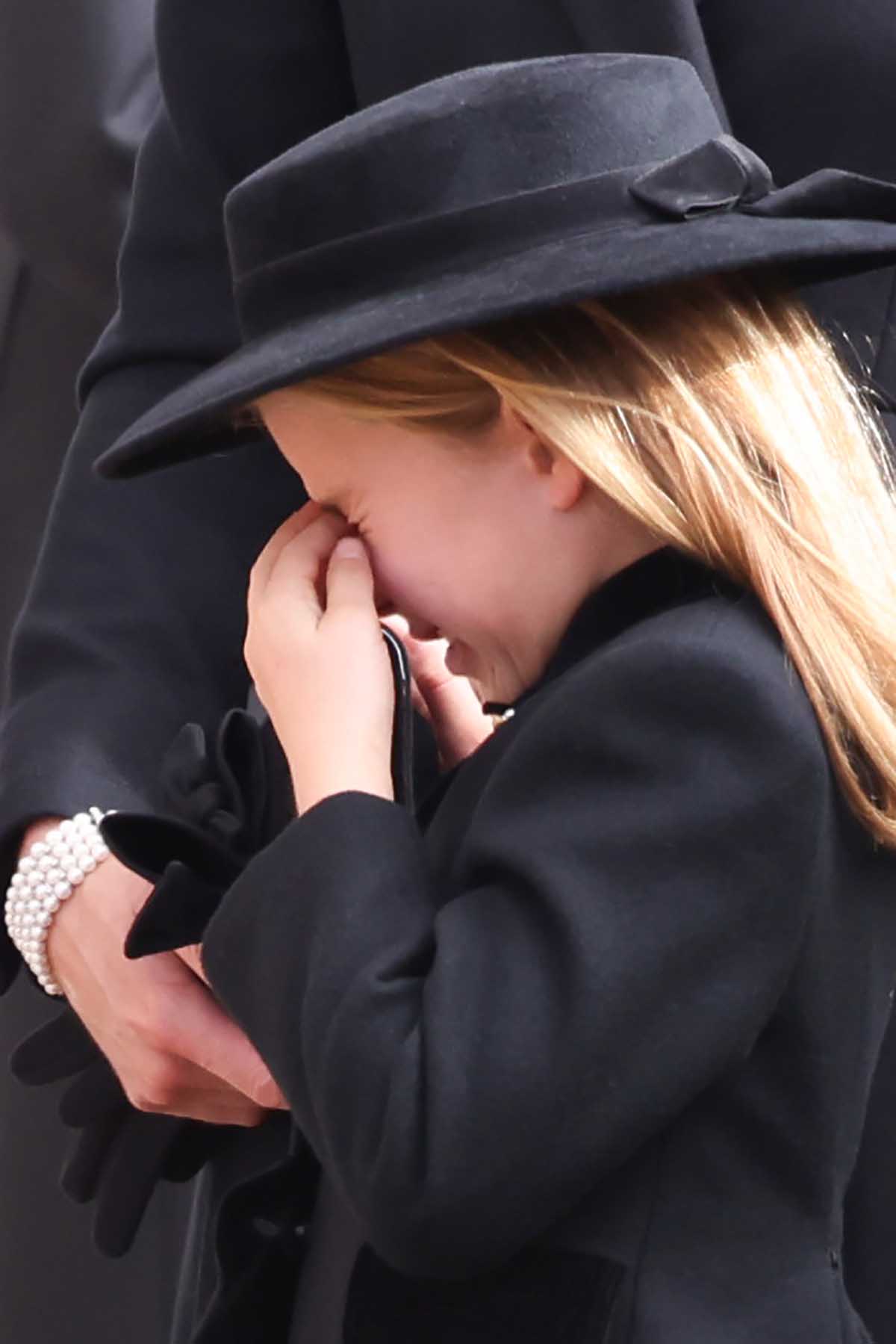 A princesa Charlotte de Gales chora ao lado de Catherine, Princesa de Gales, Príncipe George de Gales e Camilla, Rainha Consorte em Wellington Arch após o Funeral de Estado da Rainha Elizabeth II em 19 de setembro de 2022 em Londres, Inglaterra. Elizabeth Alexandra Mary Windsor nasceu em Bruton Street, Mayfair, Londres, em 21 de abril de 1926. Ela se casou com o príncipe Philip em 1947 e subiu ao trono do Reino Unido e da Commonwealth em 6 de fevereiro de 1952 após a morte de seu pai, o rei George VI. A rainha Elizabeth II morreu no Castelo de Balmoral, na Escócia, em 8 de setembro de 2022, e é sucedida por seu filho mais velho, o rei Carlos III