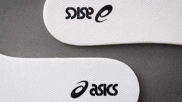 Na imagem com cor, ASICS desenvolve tênis que promete ser o mais leve em CO2