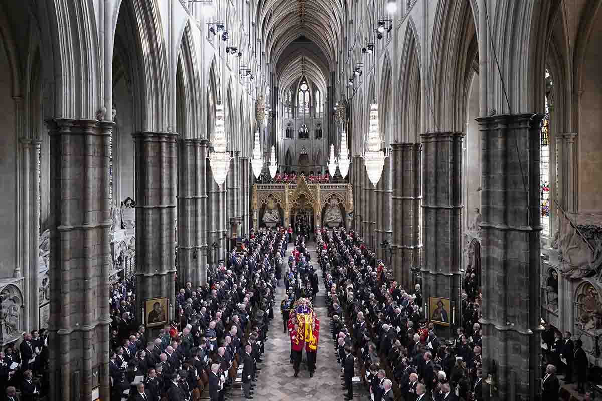 Uma visão geral dos Grenadier Guards enquanto o carro funerário do Estado que transporta a rainha Elizabeth II chega à Capela de São Jorge em 19 de setembro de 2022 em Windsor, Inglaterra. O serviço de confissão na Capela de São Jorge, no Castelo de Windsor, ocorreu após o funeral de estado na Abadia de Westminster. Seguiu-se um enterro privado na Capela Memorial do Rei George VI. A rainha Elizabeth II morreu no Castelo de Balmoral, na Escócia, em 8 de setembro de 2022, e é sucedida por seu filho mais velho, o rei Carlos III