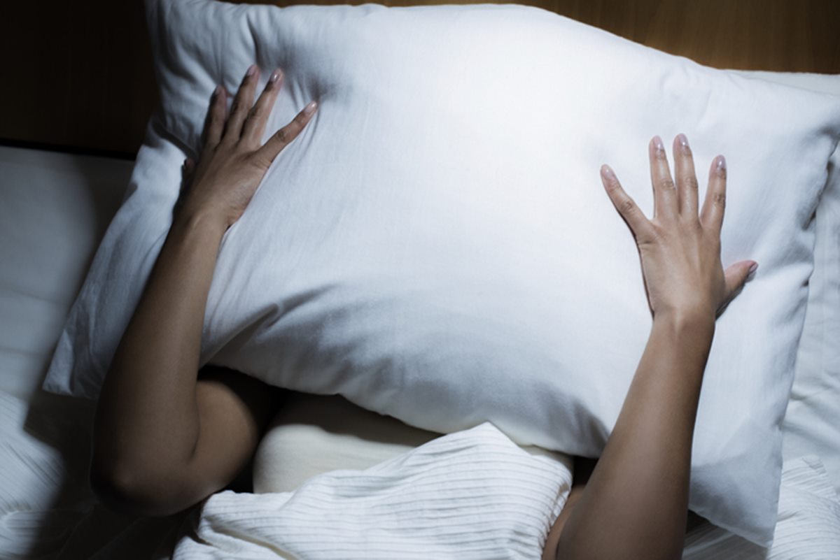 Dormir de barriga cheia dá mais pesadelos? Veja o que a ciência diz