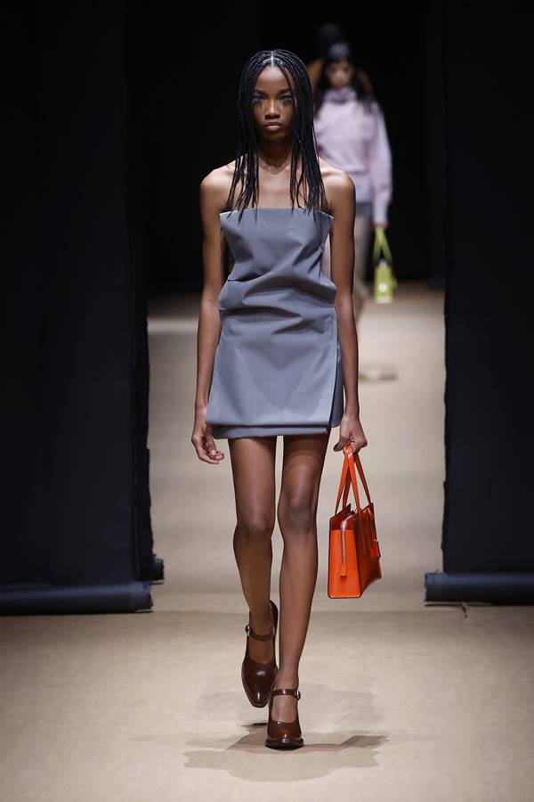 Look da Prada com vestido sem alças, volume e sapato Mary Jane