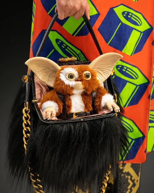 Gizmo dentro de bolsa, na passarela da Gucci