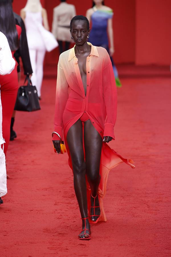 Look vermelho com degradê na passarela da Ferragamo, no Milão Fashion Week