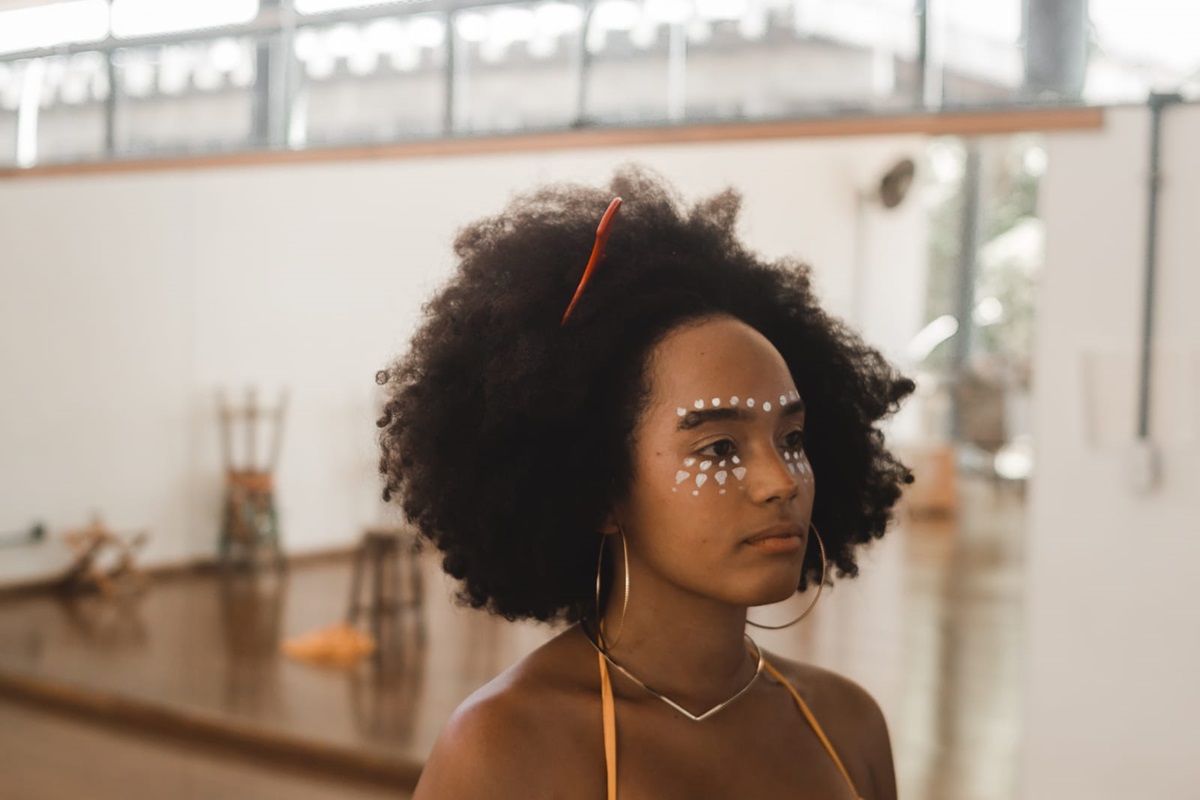 foto colorida de menina olhando para frente com cabelo solto