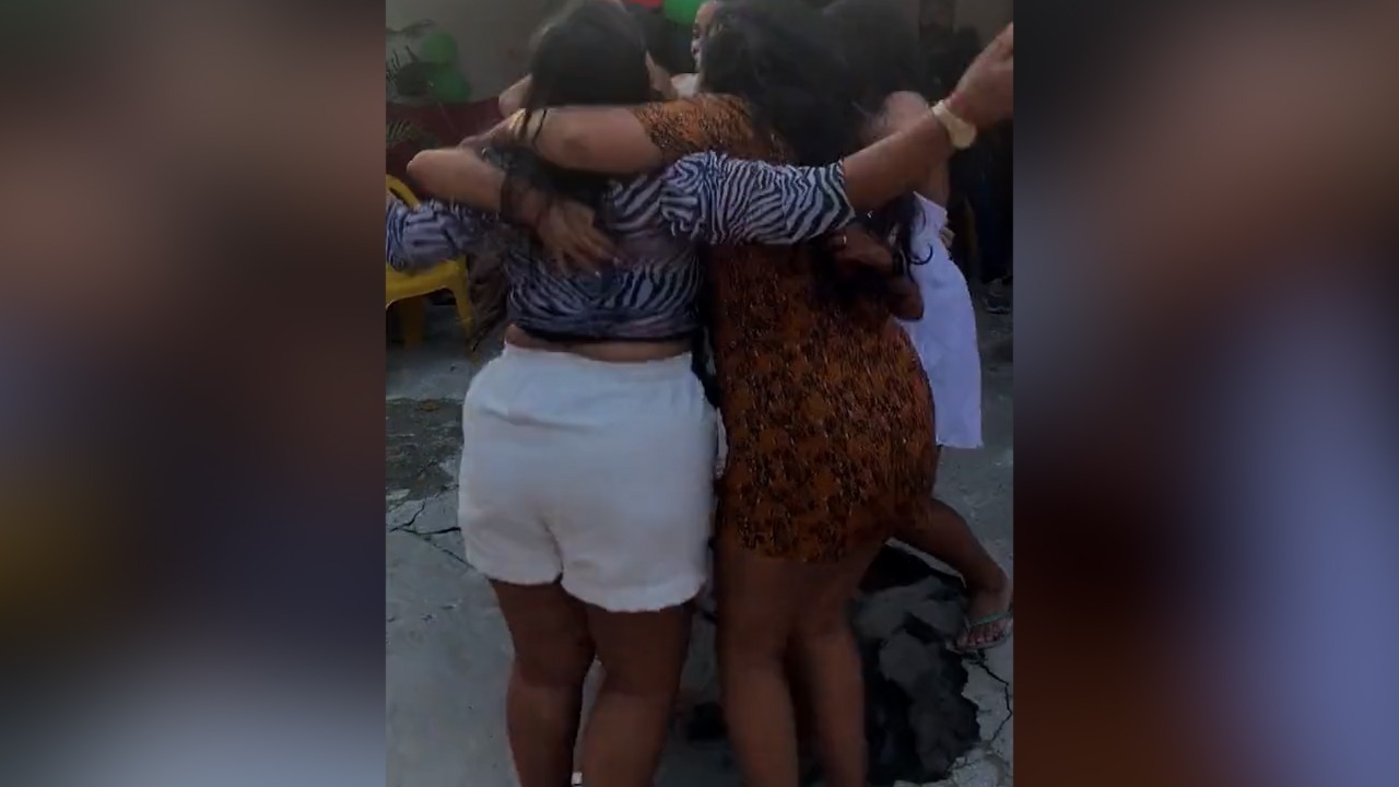 Vídeo: na BA, mulheres caem em fossa dançando “Tem Cabaré essa Noite” |  Metrópoles