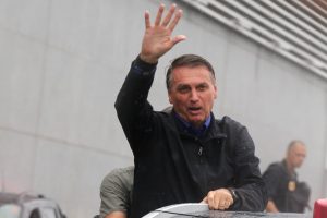 candidato à reeleição, Jair Bolsonaro, acena para os apoiadores