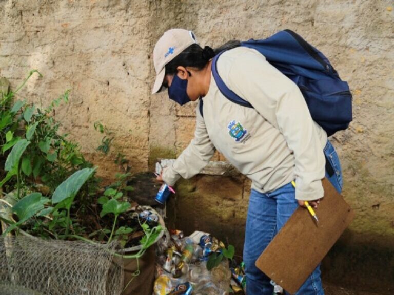 Foto colorida mostra agente de saúde em ação de combate ao mosquito da dengue em Aparecida de Goiânia (GO) - Metrópoles