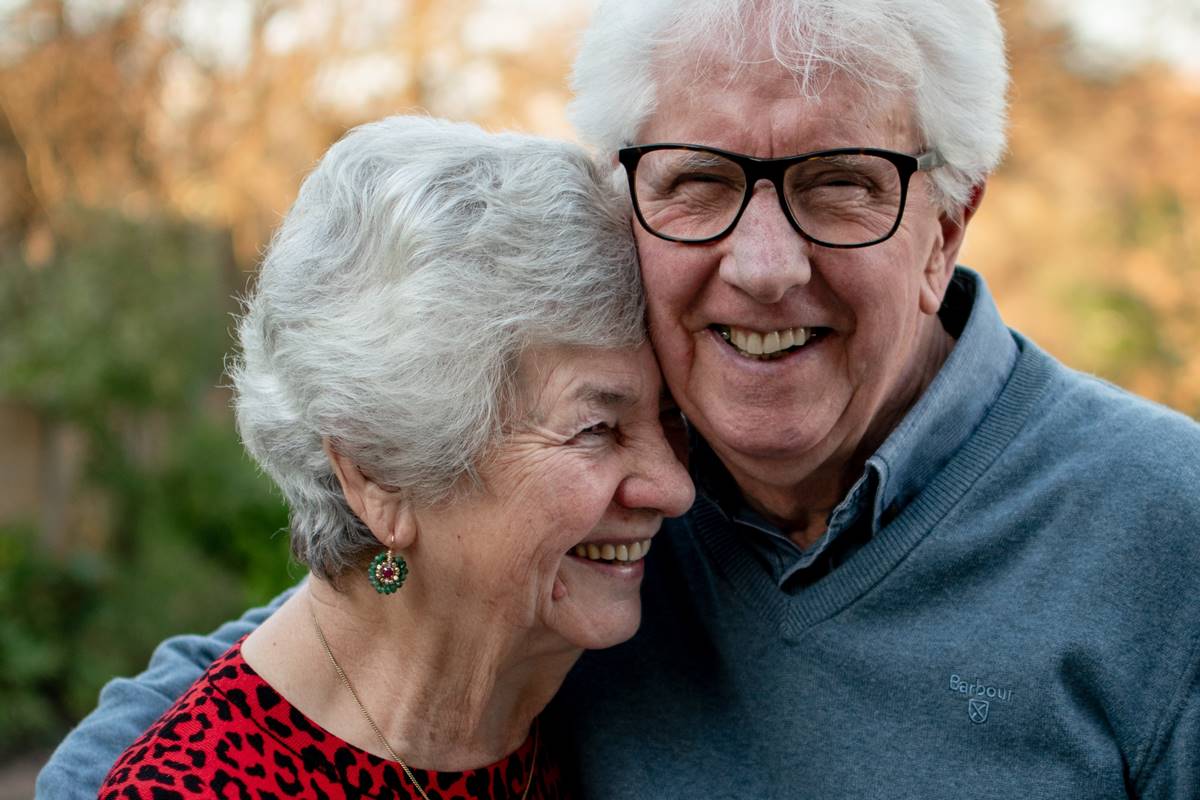 Casal de idosos sorrindo