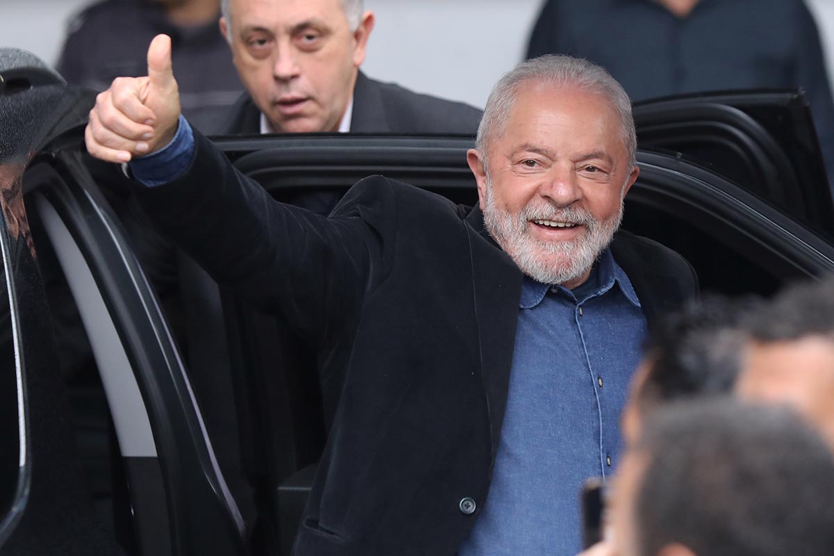 O ex-presidente do Brasil e candidato do Partido dos Trabalhadores (PT) Luiz Inácio Lula da Silva acena para apoiadores durante o dia das eleições presidenciais em 2 de outubro de 2022 em São Paulo, Brasil. Após campanha polarizada entre Lula e Bolsonaro, a maior nação latino-americana vota para presidente em meio à crise econômica