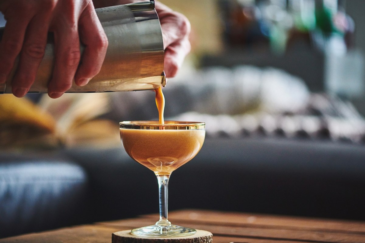 foto colorida de um drink na taça