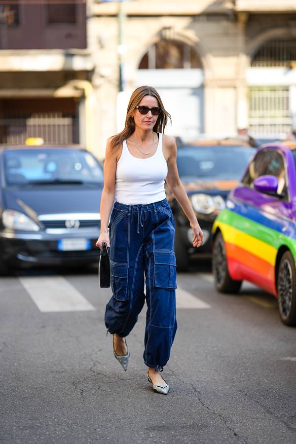 Look com calça cargo jeans e regata branca