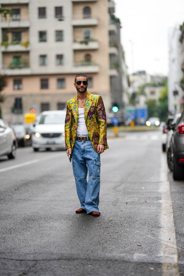 Look com calça jeans, blusa branca e blazer amarelo estampado