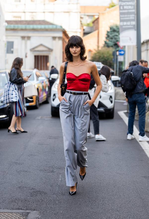 Look com calça cinza e cropped corset vermelho