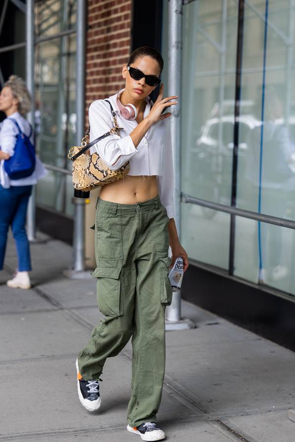 Look com calça cargo verde