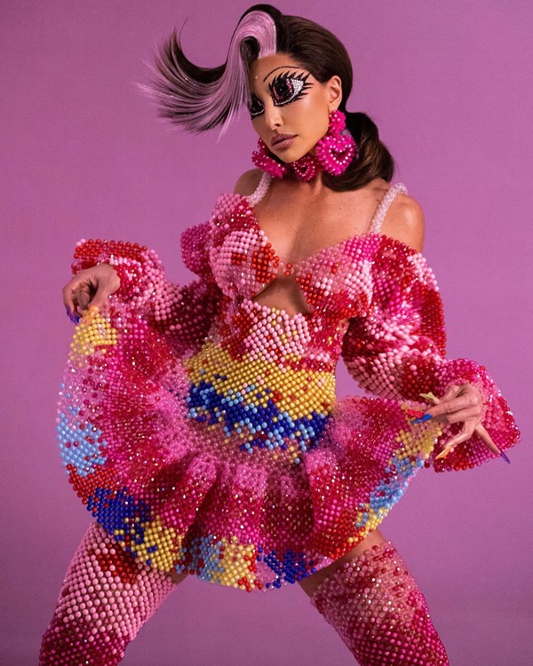 A apresentadora e ex-BBB Sabrina Sato posando para foto em um fundo rosa. Ela usa um vestido de miçangas rosas para o Baile de Carnaval da Vogue