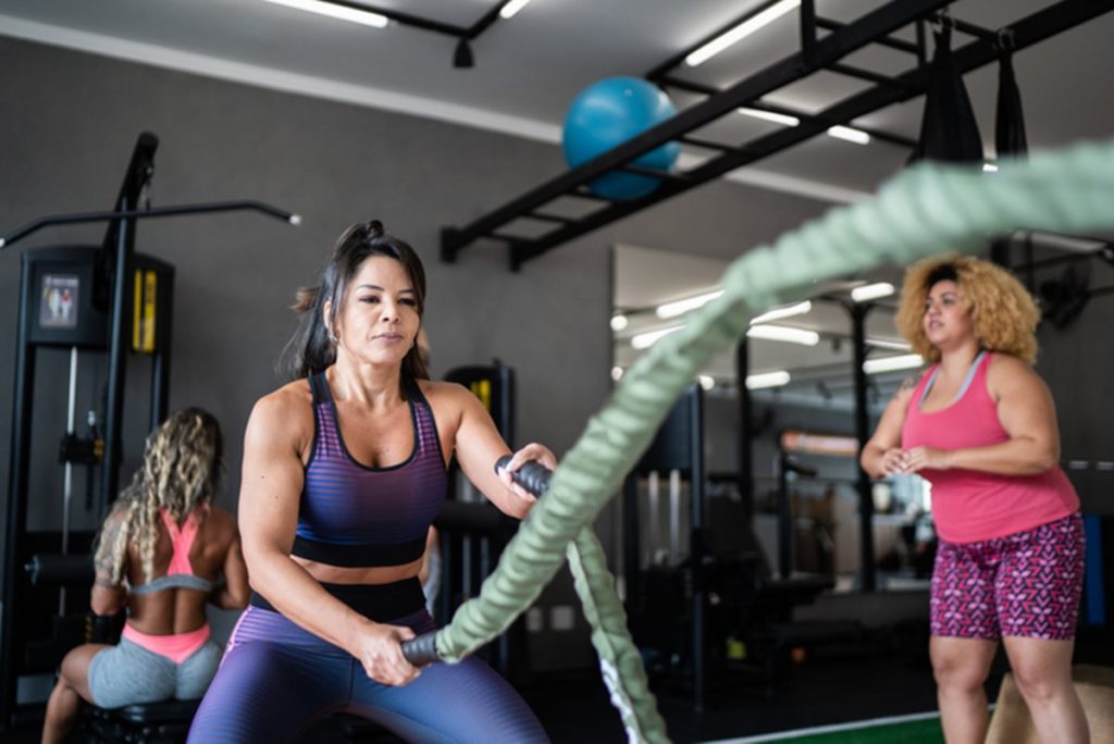 Mulher faz exercício com corda